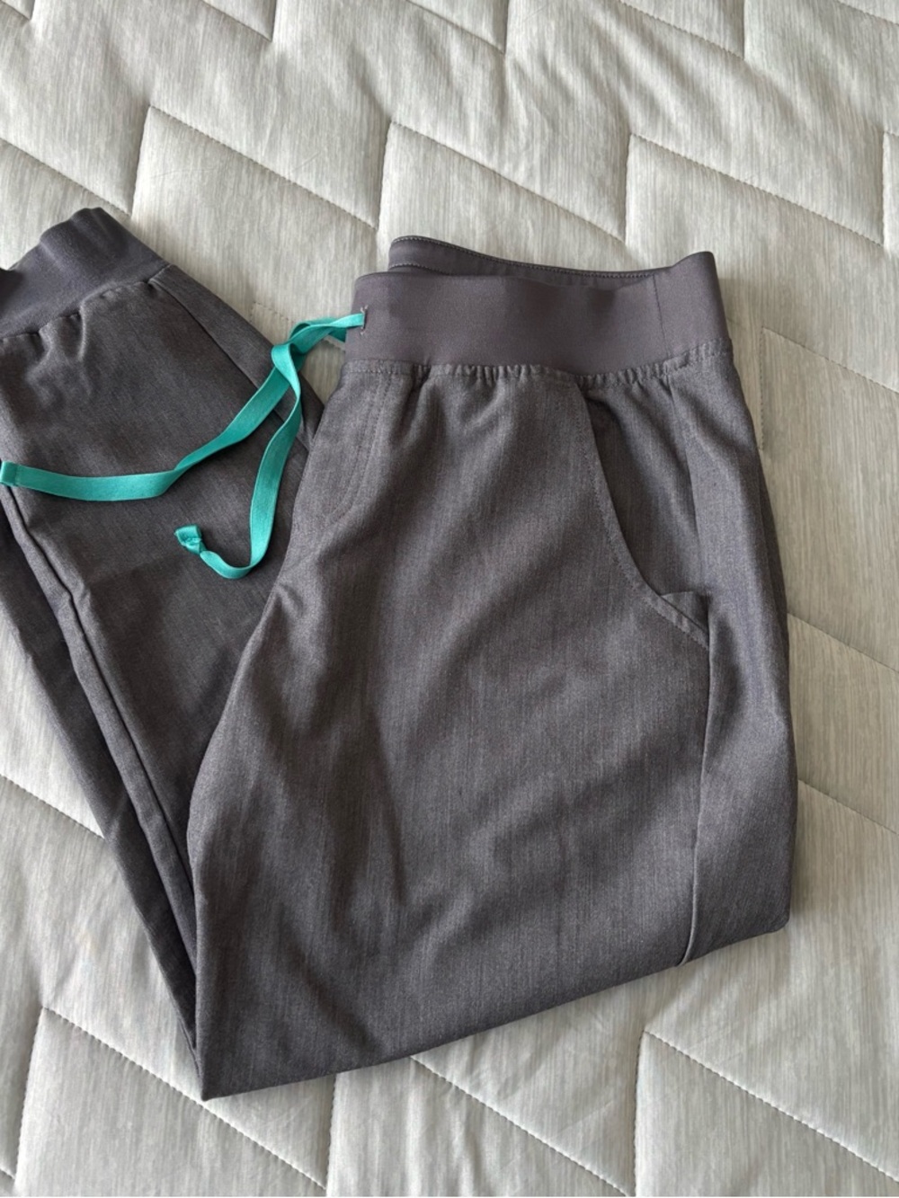 Women’s Figs- Zamora Jogger-Graphite size Medium petite